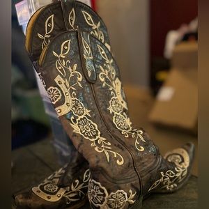 Women’s “Old Gringo” cow girl boots! Perfect condition only worn twice! Size 8.5